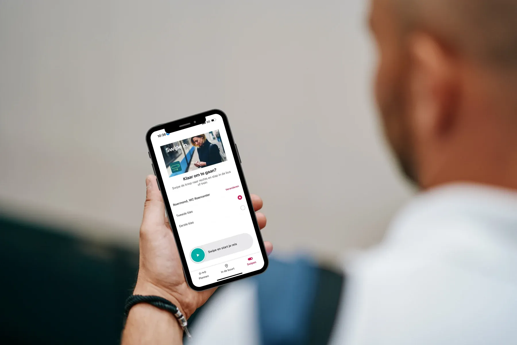 Met 1 swipe door het OV Swipe met bus en trein van Arriva door heel Limburg. In- en uitchecken is niet nodig. Overstappen zonder gedoe.