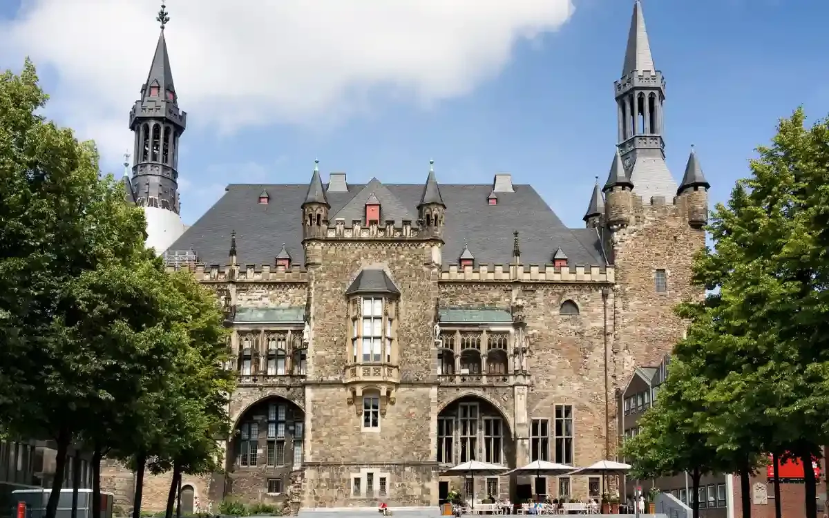 Rathaus van Aken Reis met de trein naar Aken en bezoek het stadhuis met indrukwekkende fresco's en een tentoonstelling over de geschiedenis van Aken.