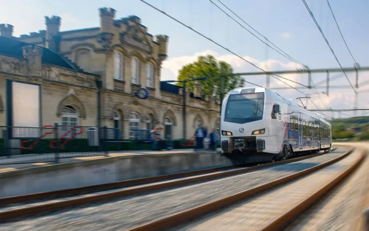Trein op het spoor bij treinstation Valkenburg Met de Arriva trein van en naar Valkenburg