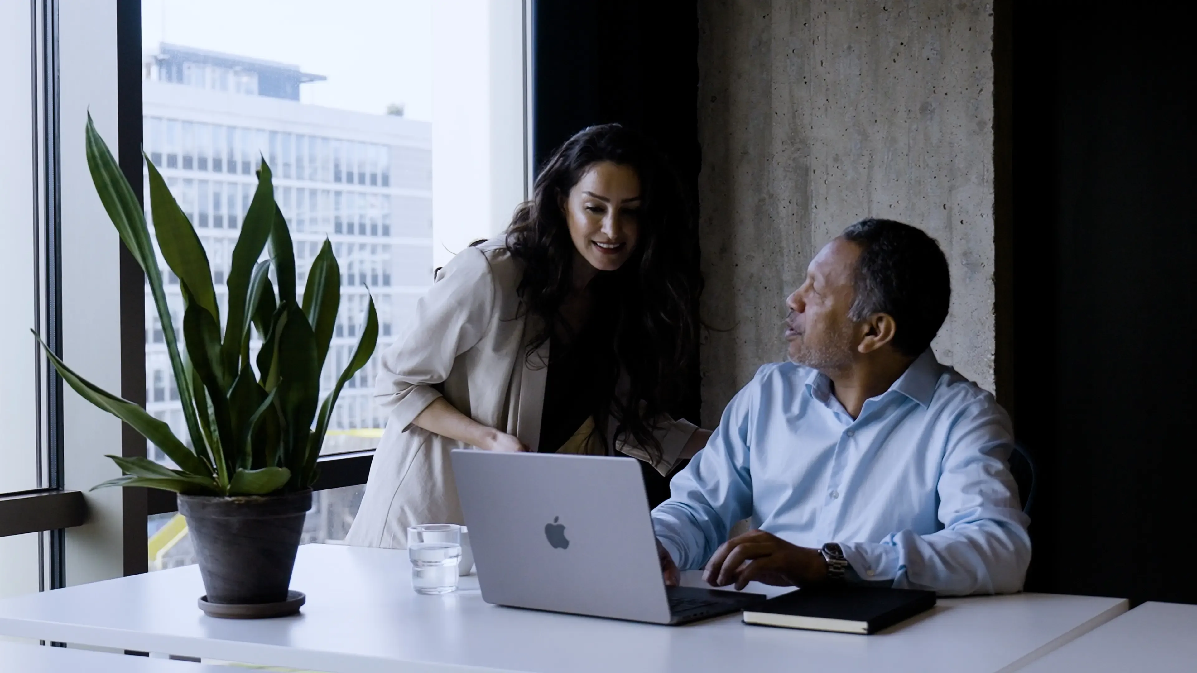 Twee mensen op kantoor achter een laptop