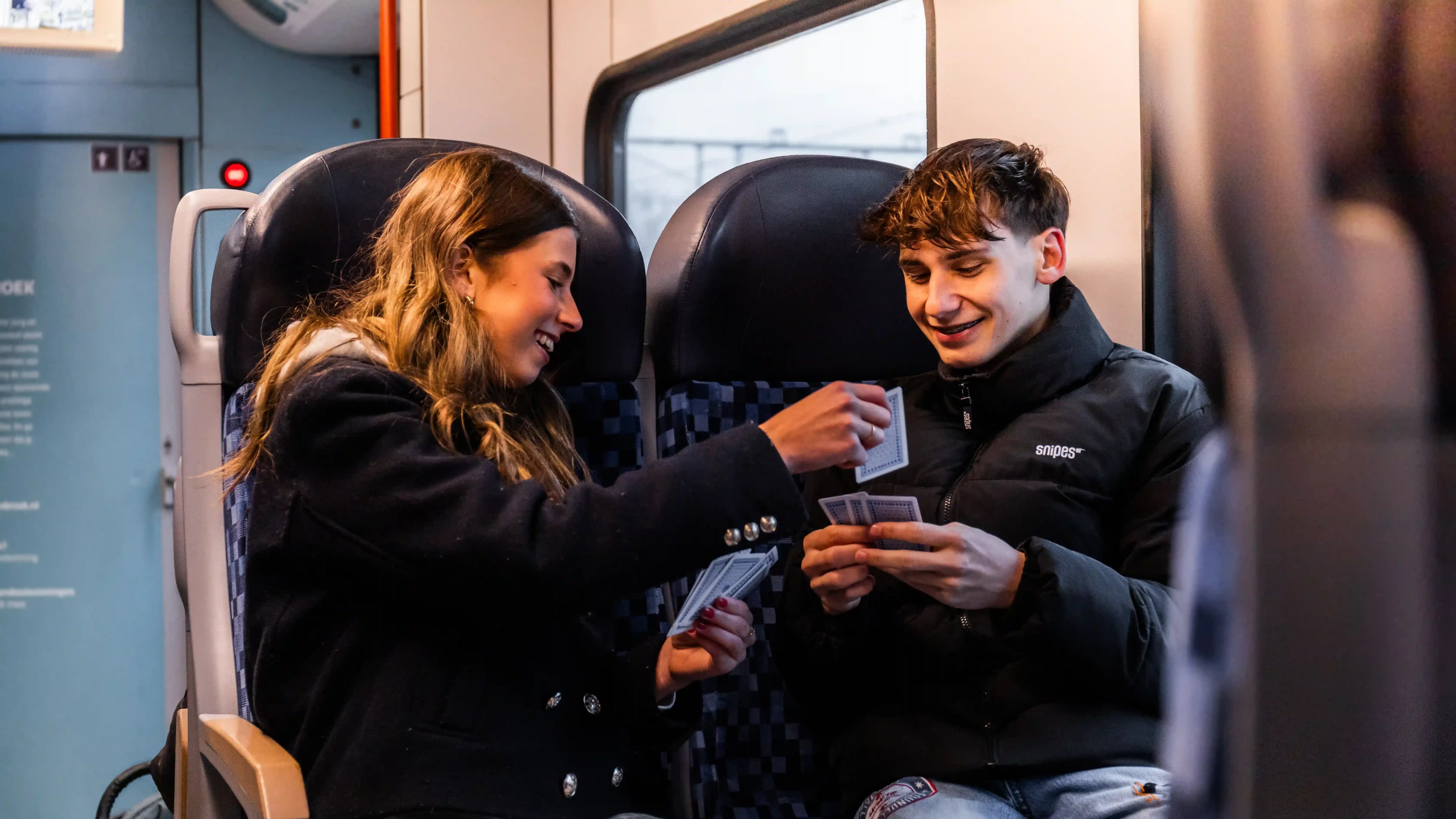 Vrienden samen in de trein eropuit