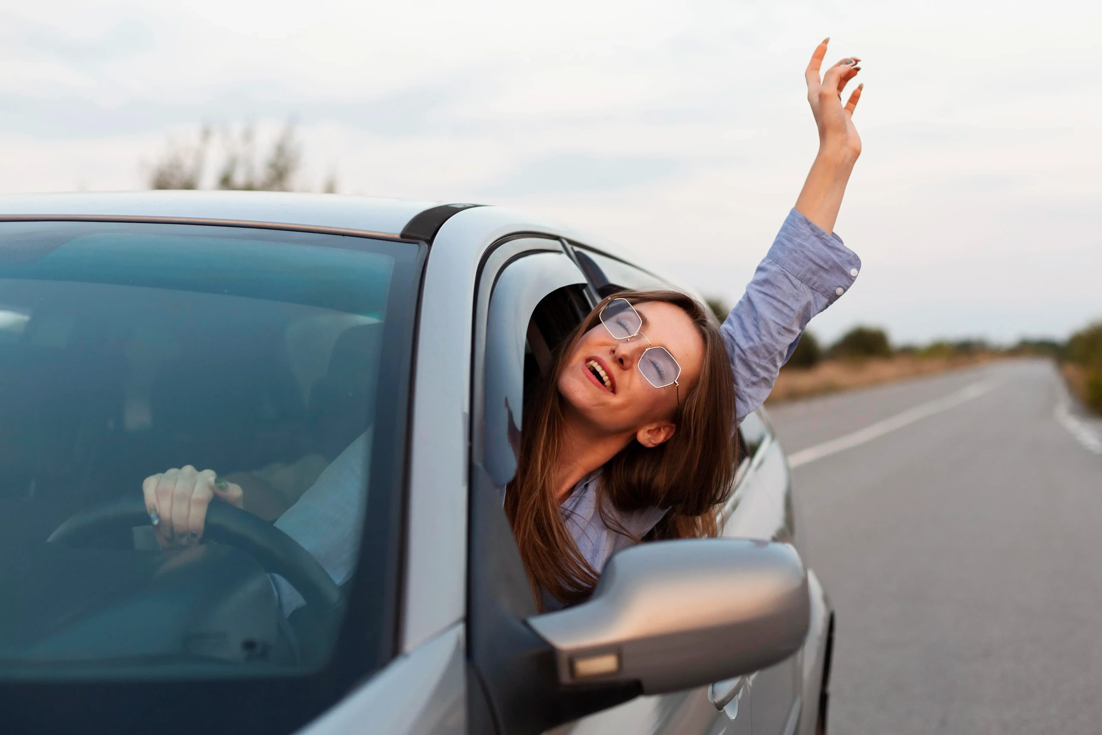 Blije vrouw in auto
