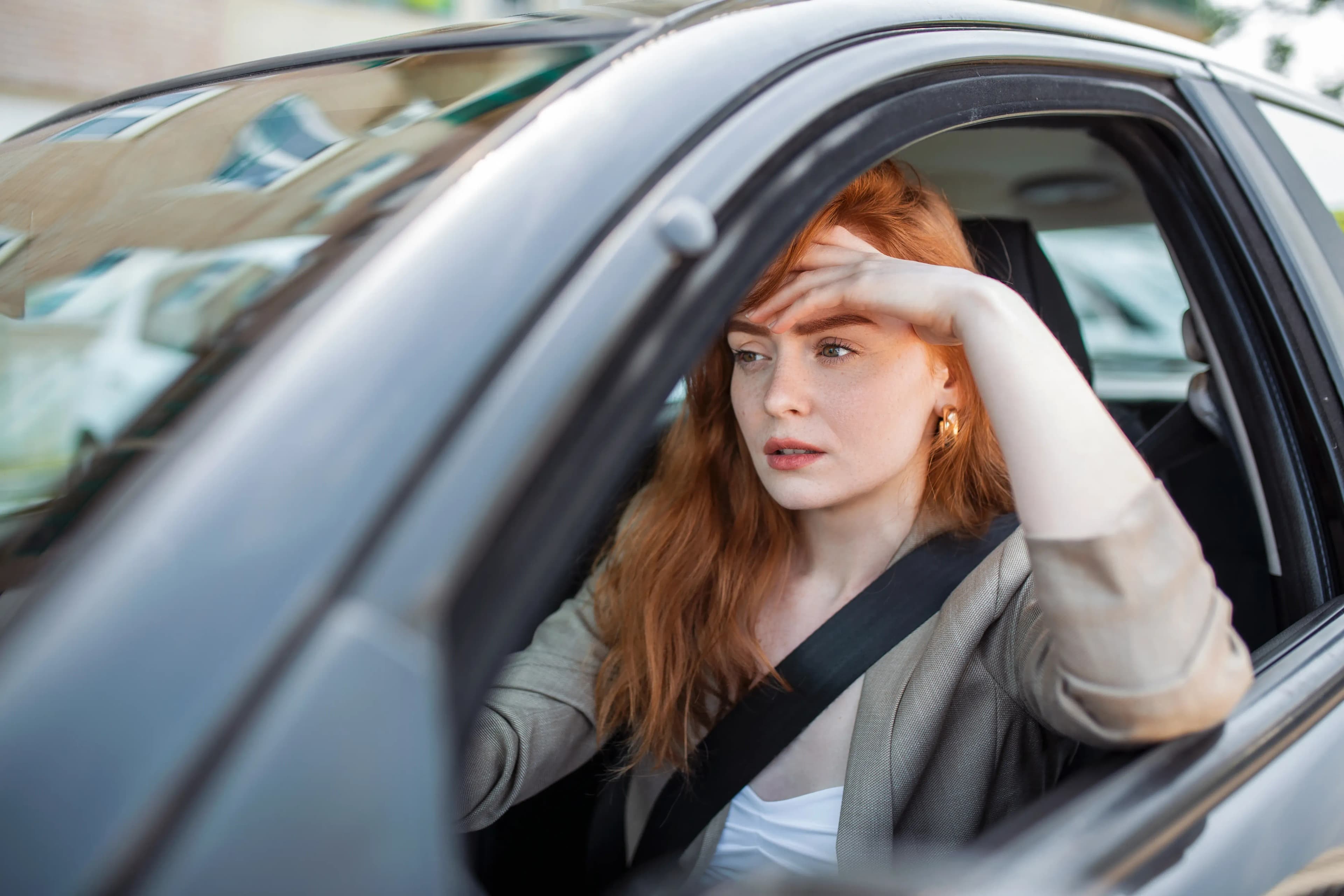 Vrouw achter het stuur in de auto